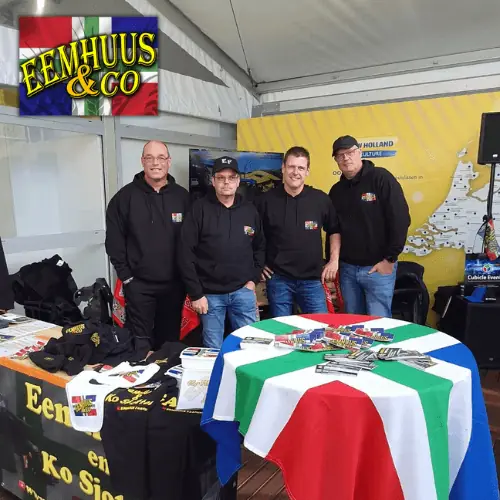 Het team van Eemhuus & Co bij hun stand met merchandise